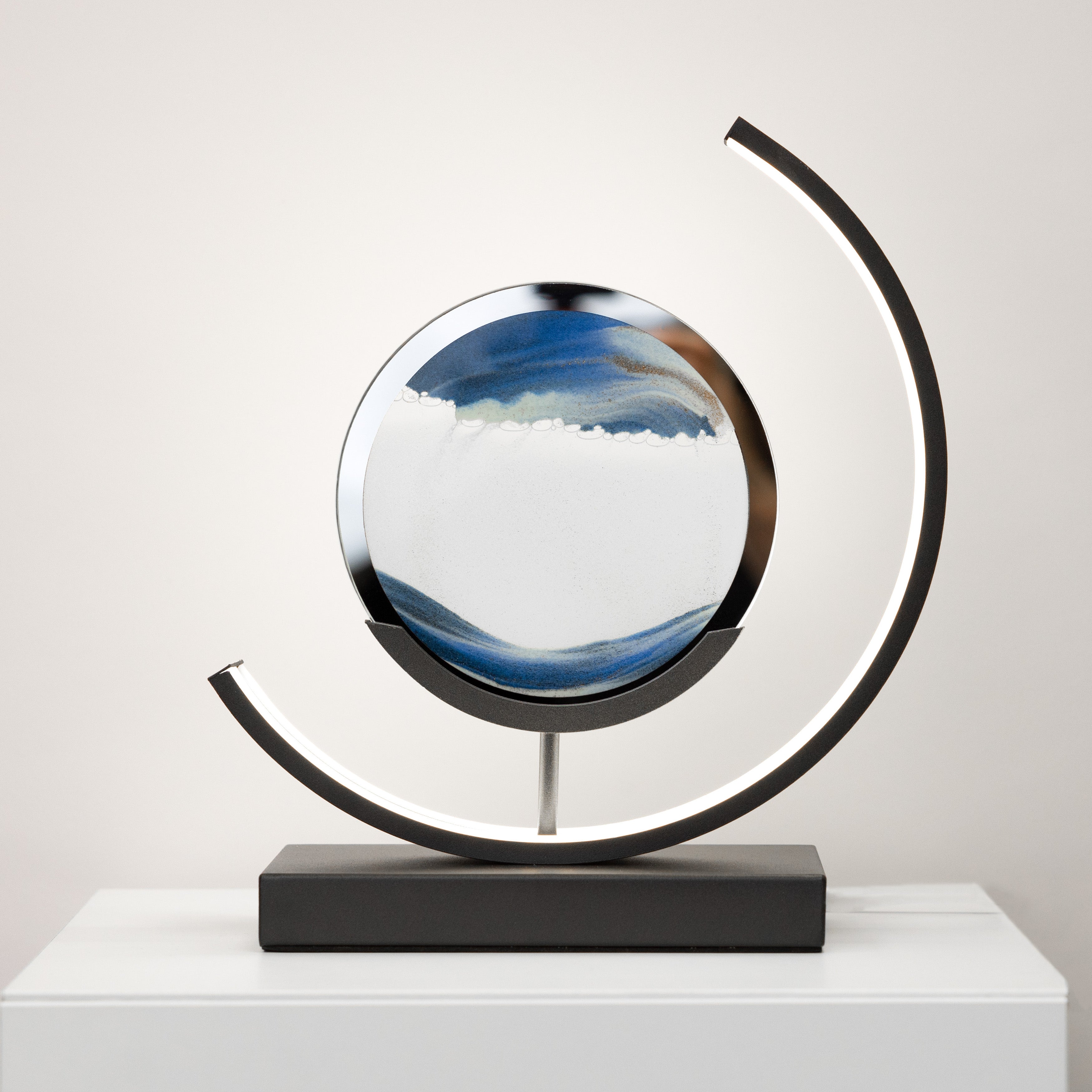 Tijdloze Tafellamp – Minimalistische LED Lamp met Zandkunst en Afstandsbediening