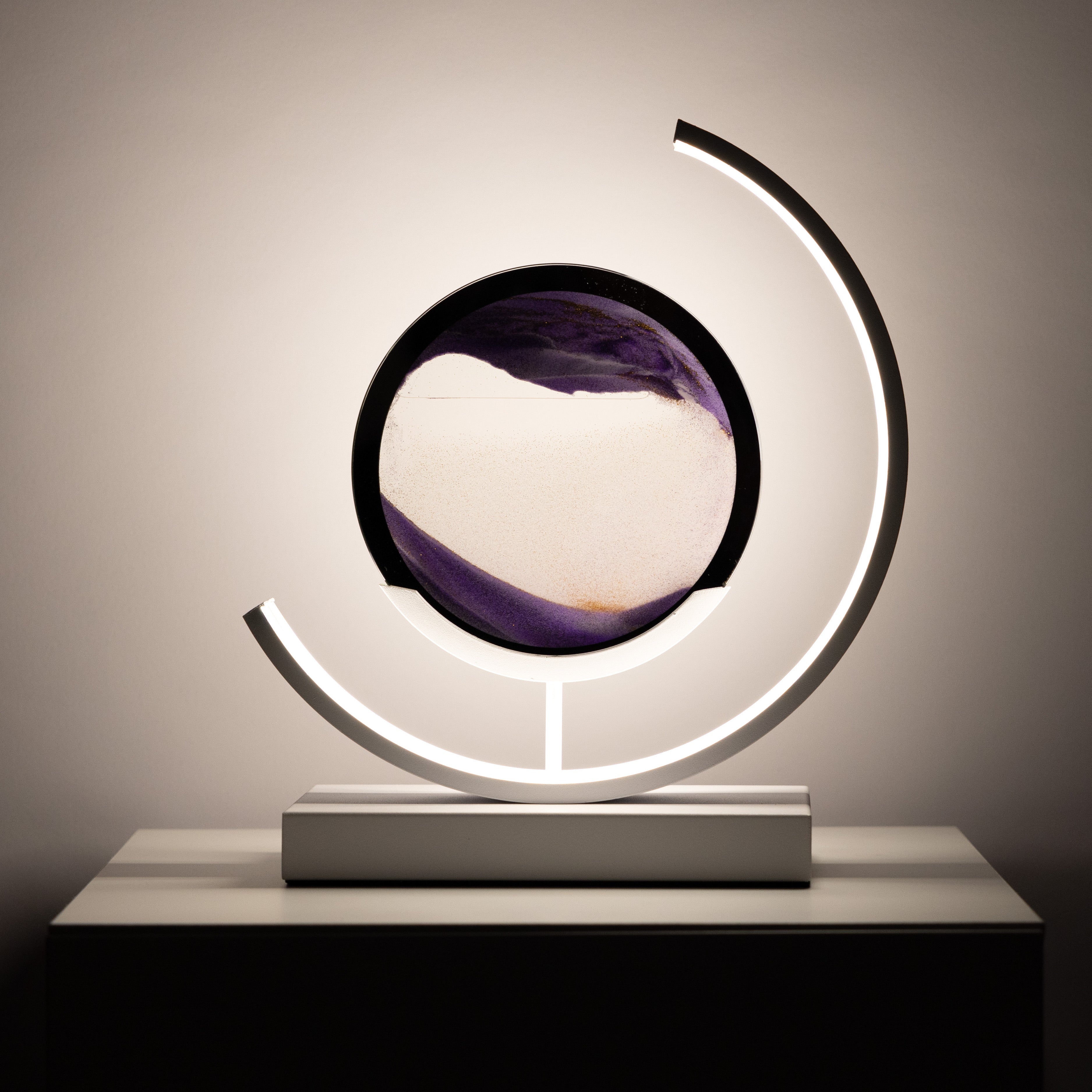 Tijdloze Tafellamp – Minimalistische LED Lamp met Zandkunst en Afstandsbediening