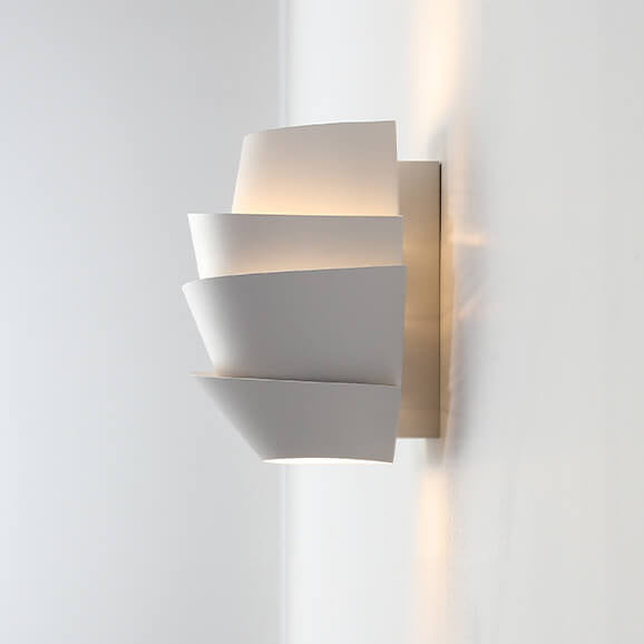 Moderne Scandinavische Wandlamp – Elegant Asymmetrisch Design met Warm Sfeervol Licht
