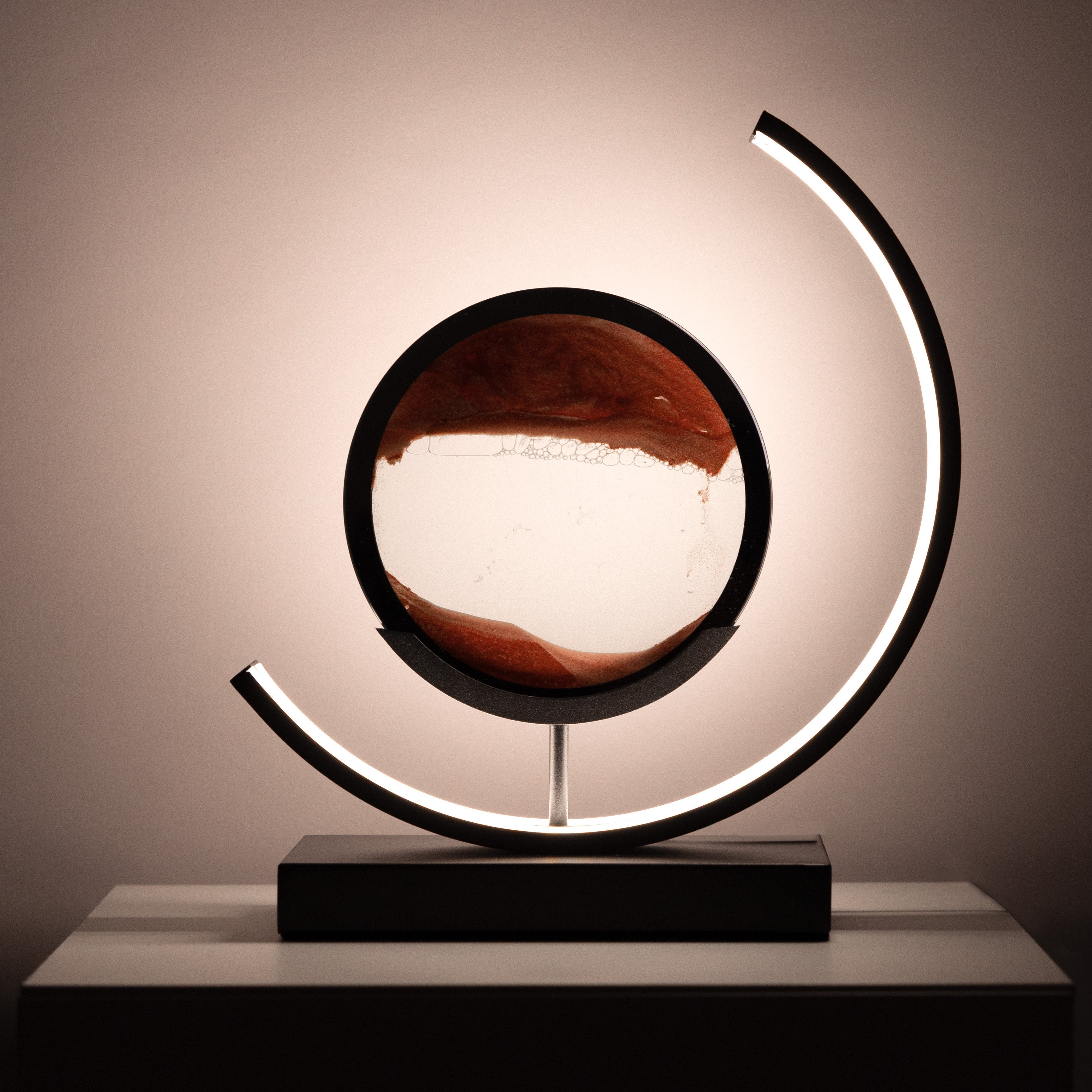 Tijdloze Tafellamp – Minimalistische LED Lamp met Zandkunst en Afstandsbediening
