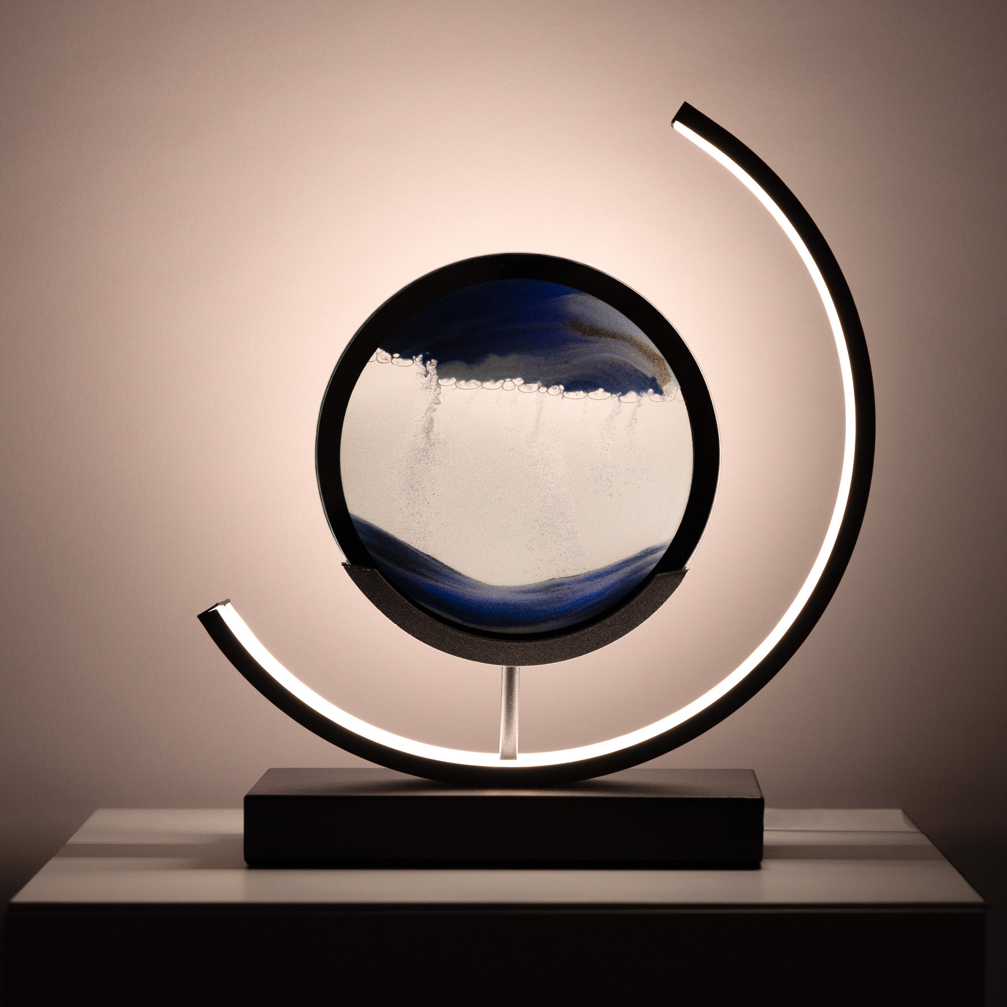Tijdloze Tafellamp – Minimalistische LED Lamp met Zandkunst en Afstandsbediening