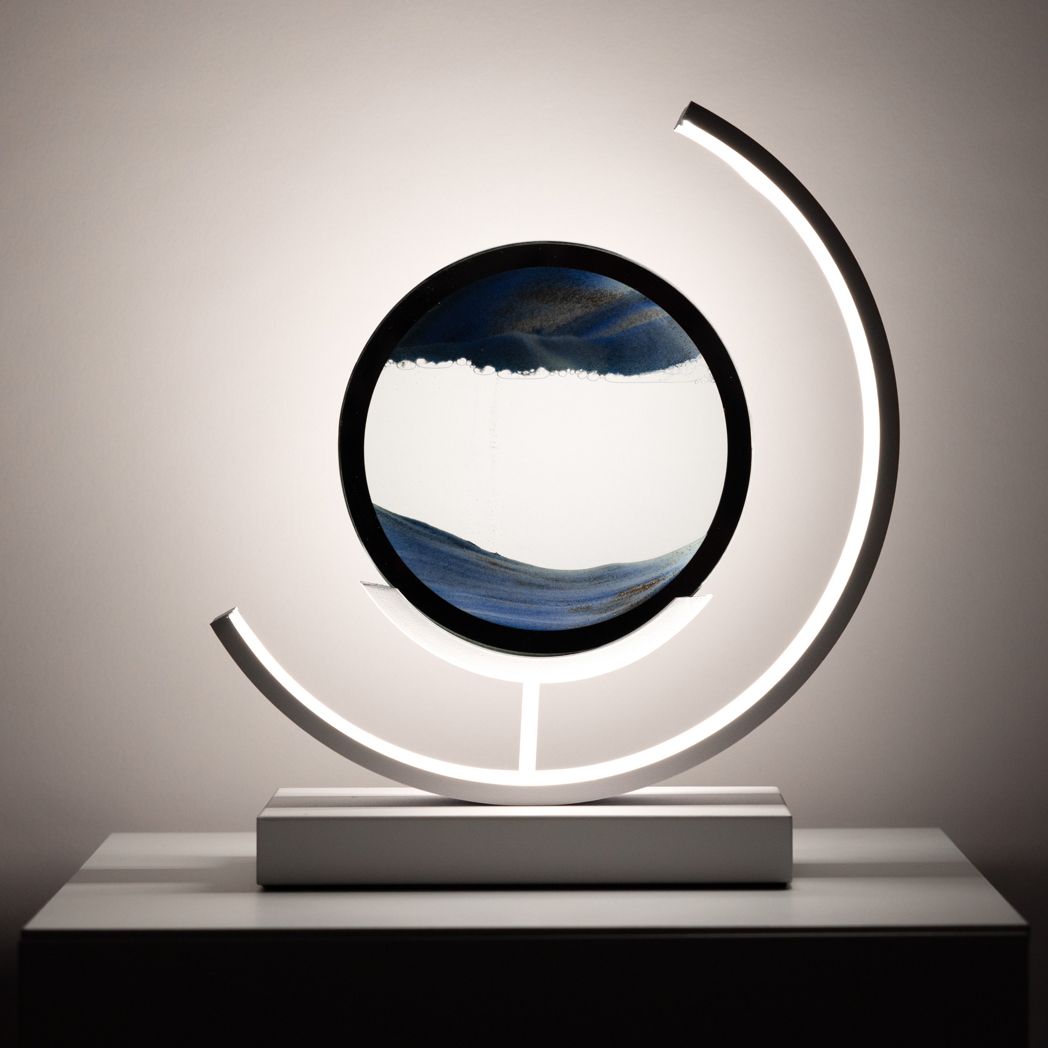 Tijdloze Tafellamp – Minimalistische LED Lamp met Zandkunst en Afstandsbediening