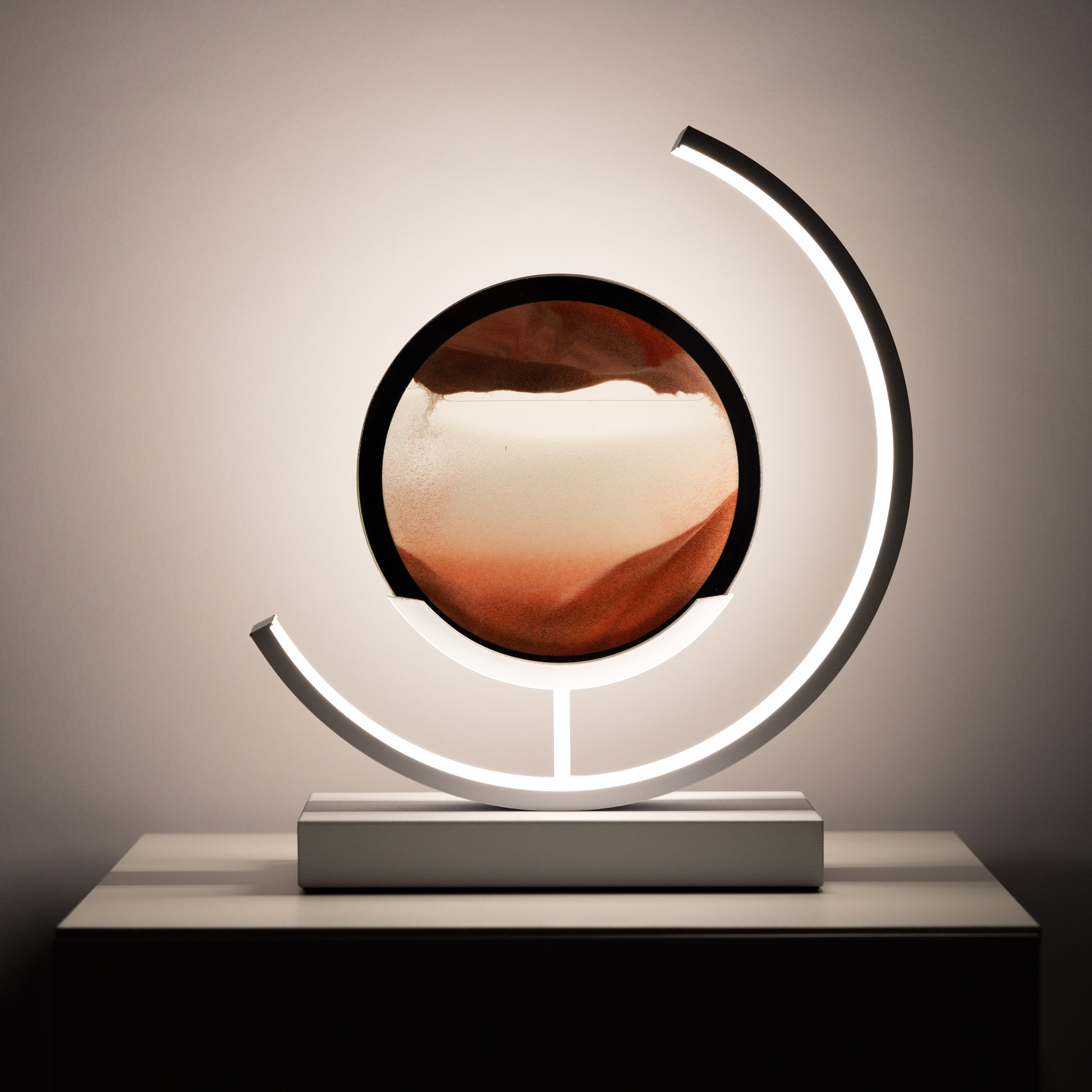 Tijdloze Tafellamp – Minimalistische LED Lamp met Zandkunst en Afstandsbediening