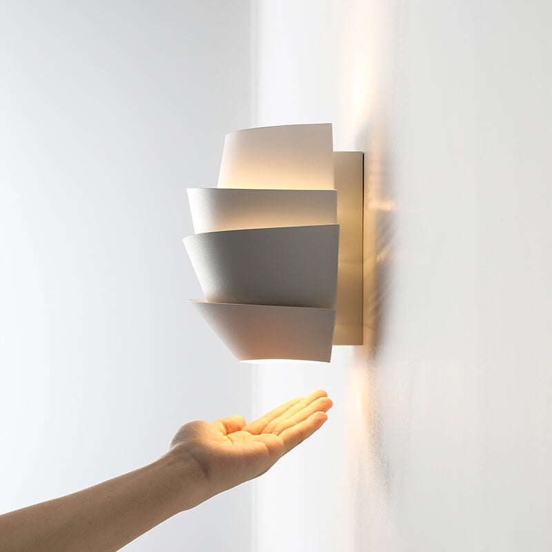 Moderne Scandinavische Wandlamp – Elegant Asymmetrisch Design met Warm Sfeervol Licht