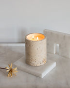 Travertin Marmeren Kaars – Natuur Beige Pot 8x8x10 cm – Handgemaakt-Kaars-Maevias