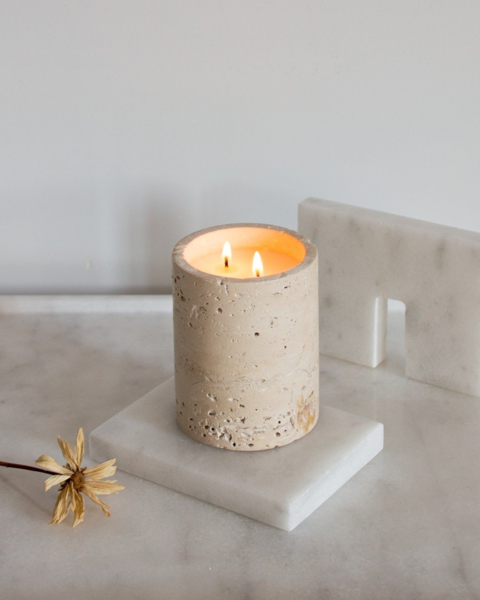Travertin Marmeren Kaars – Natuur Beige Pot 8x8x10 cm – Handgemaakt-Kaars-Maevias