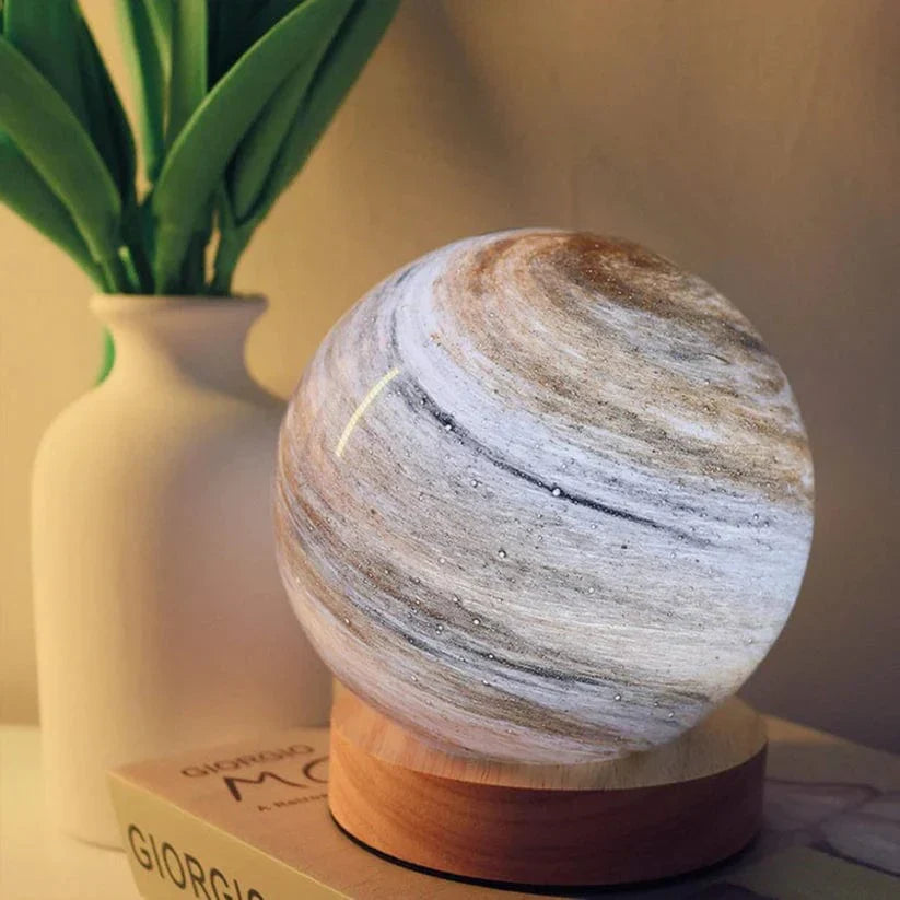 Magische USB Maanlamp – Betoverende Tafellamp met Glazen Kap & Houten Standaard